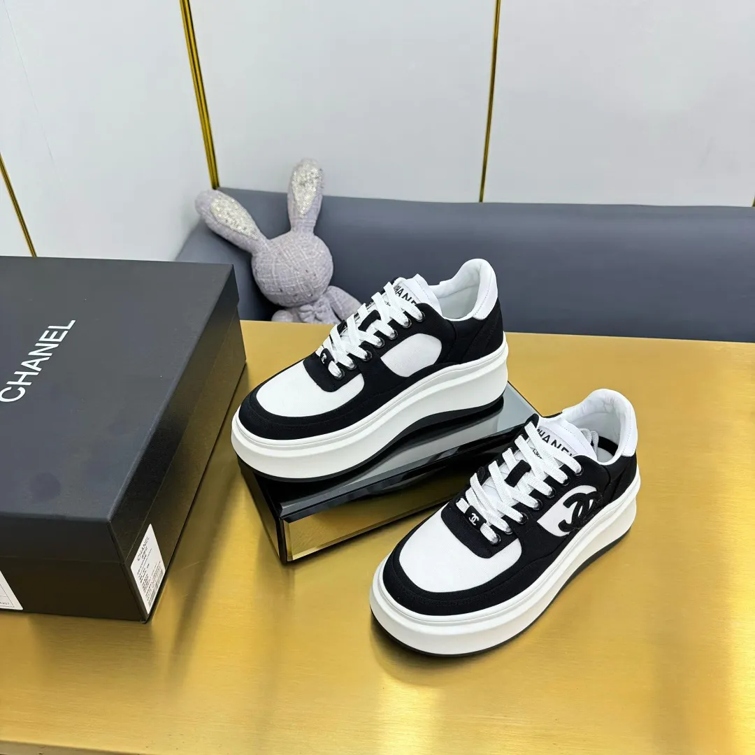 👟👟Ex-factory price 600👟👟 Upgraded version, upgraded version, upgraded version! No rebuttal accepted! ! ! ! Chanel Chanel panda shoes! 2025 counter's top casual sports shoes. This classic design; the upper is electro-embroidered with a variety of techniques; the outsole is fashionable and sporty; the unusual inclusion of a variety of color matching elements... The diversified mix and match is very good-looking and versatile, and can be used for leisure, fashion, sports, and outdoor... ꫛꫀꪝ Go➫ Materials: ❶Upper made of: original imported first-layer silk cowhide + original waterproof cloth + original first-layer cowhide ❷Inner lining: Original Yangli+Net ❸Outsole based on: Original TPU combination outsole Counter boutique packaging complete set for women 35–41 👉 👉